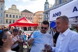 Kampan pod dohladom dinosaurov Babis odstartoval turne pred volbami Chvalil Orbana a chce menej zbrojit