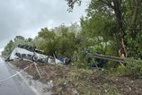 Na dianinom moste pri Hlohovci havaroval kamin hasii vyslobodzovali vodia
