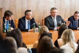 Najprv beseda potom skuzka Ako Robert Fico diskutoval so studentmi v Kosiciach