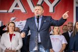 Ostre lovaci volii privazani autobusmi a rady o bozkavani Robert Fico na oslavach odkazuje ze vyhra volby aj keby ich lak trafil