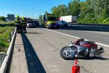 nehoda pred mostom lanfranconi zrazka auta s motorkarom zablokovala vjazd na d2 tvoria sa kolony