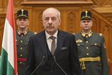 Madarsky prezident vaha s podpisanim ustavnej novely meni pravidla pre sudcov aj hlavu statu