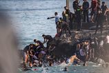 Euromsky ostrov v Afrike prekrocili tisice migrantov Niekolko z nich zahynulo Spanielsko nasazuje specialne sily
