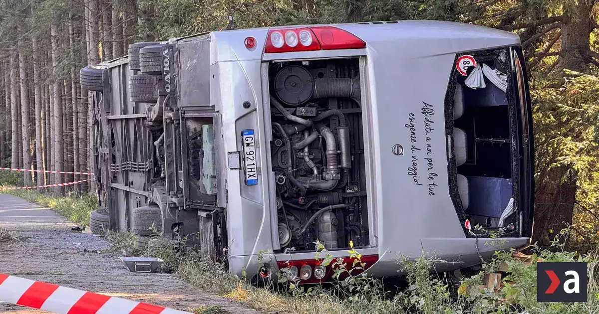 Autobus na Oktoberfest sa prevrátil, dvaja turisti zahynuli