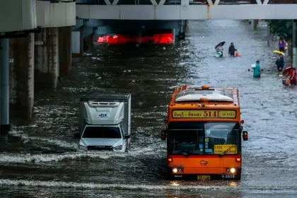 Bangkok zaplavila voda, núdzový stav v 50 obvodoch, miestami po pás