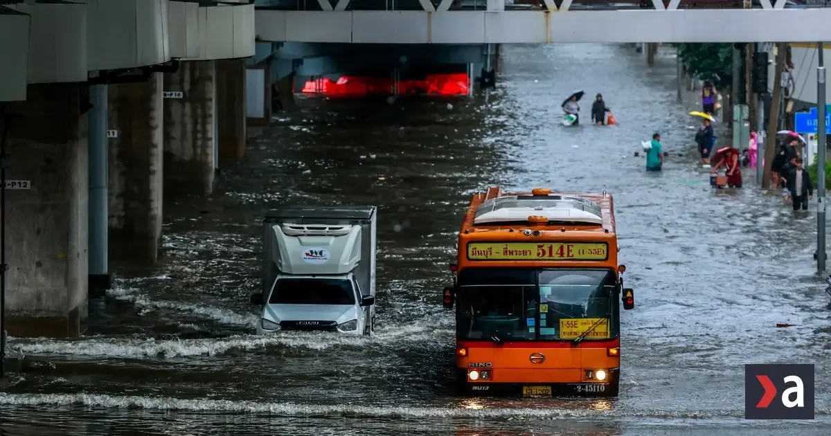 Bangkok zaplavila voda, núdzový stav v 50 obvodoch, miestami po pás