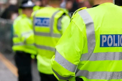 Britská polícia zasahovala proti mafii: 17 zadržaných, razie na desiatkach adries