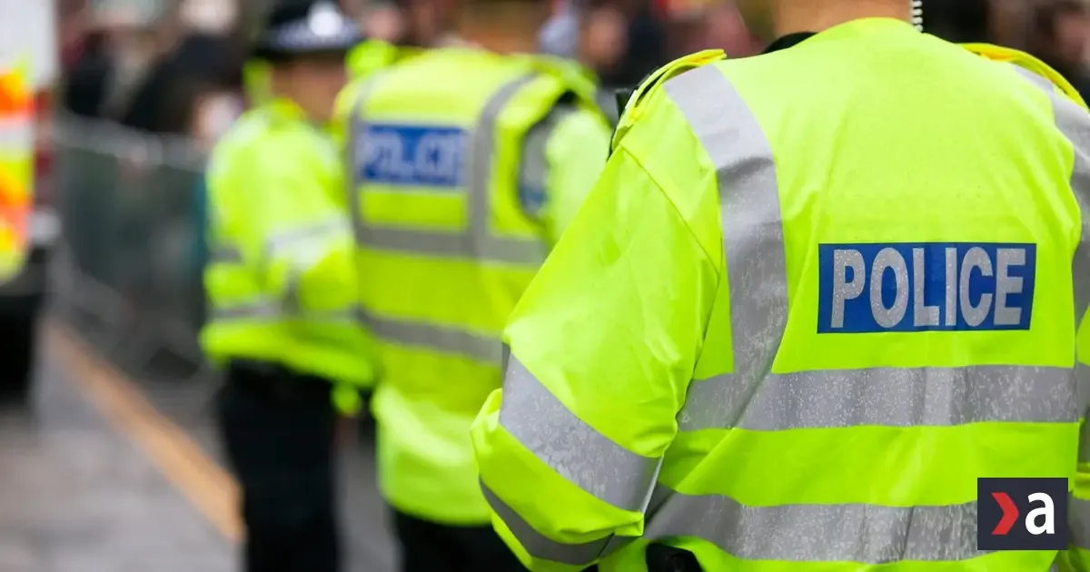 Britská polícia zasahovala proti mafii: 17 zadržaných, razie na desiatkach adries