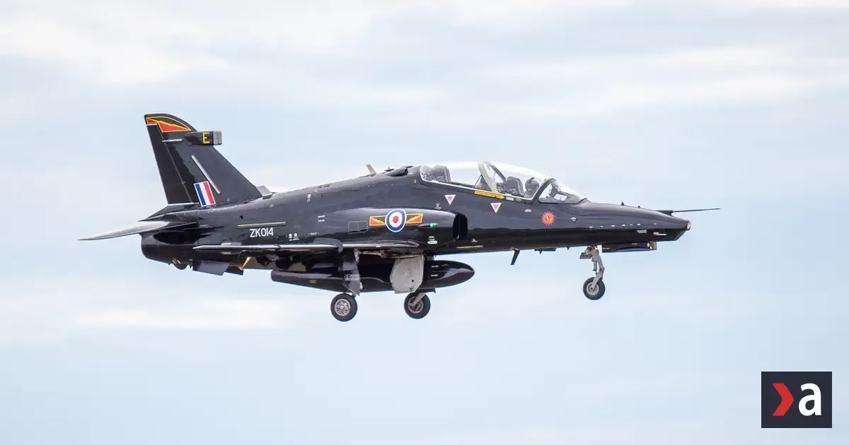 Dráma na oblohe pri Anglesey: piloti vyskočili z cvičného stroja, zranenia ľahké