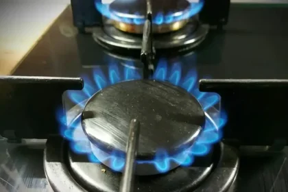 Energia na burzách zlacnela, plyn klesol o desatinu