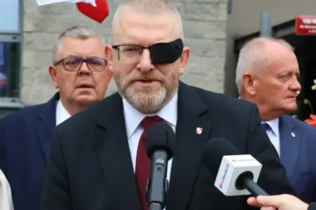 Europarlament zbavil imunity poľského poslanca Brauna pre výroky o holokauste