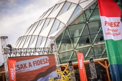 Fidesz trvá na obnovení cenového stropu na palivá, kompenzáciu považuje za smiešnu