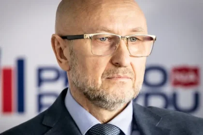 Kandiduje za Zoroslava Kollára, predtým štátna funkcia za Borisa Kollára