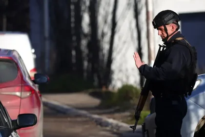 Kosovská polícia zadržala deväť Srbov za vojnové zločiny