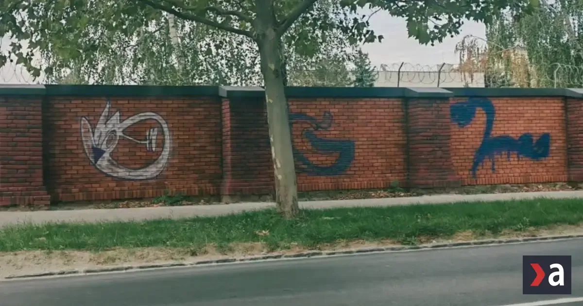 Mal odradiť výtržníkov, no nevydržal. Múr okolo areálu Kukurice zničili vandali