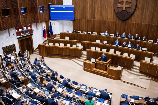 Maratón v parlamente: Národná rada začala prvú schôdzu po lete, na programe je 295 bodov