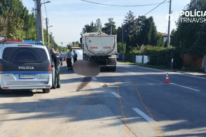 Nákladné auto zrazilo 72-ročnú chodkyňu, zraneniam podľahla