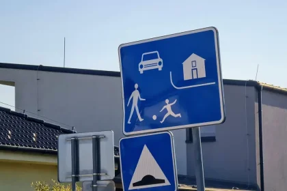 Neuprednostnil ju, napriek tomu zaútočil. Vodiči nepoznajú predpisy v obytných zónach