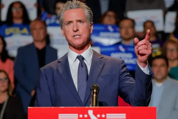 Newsom nechce súperiť s Harrisovou o Biely dom, pomohlo by to republikánom