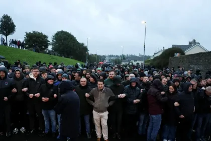 Obavy zo starých konfliktov v Severnom Írsku: tisíce ľudí zablokovali sporný pochod