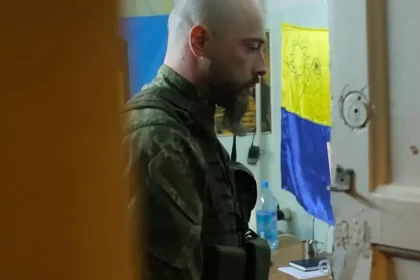 Ocenený dokument Zomrieť a žiť na Cinematiku: Príbeh troch mužov, ktorí sa učia žiť
