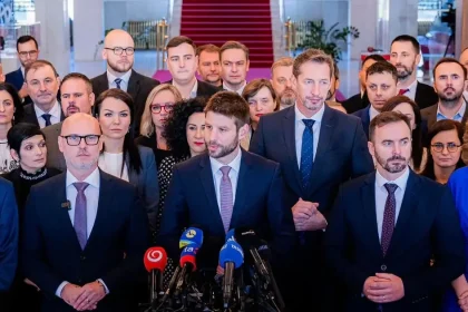 Opozícia vyzýva Fica na predčasné voľby. Strany sú na január pripravené