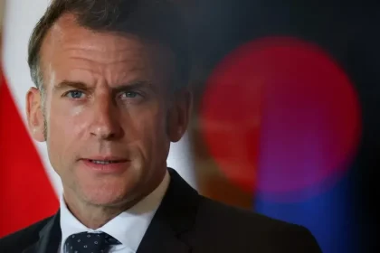 Paríž a Madrid podporujú návrat Británie do EÚ, Macron to víta