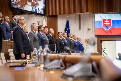 Parlament pokračuje v rokovaní, Vallo, Droba a opoziční lídri chystajú spoločné vyhlásenie
