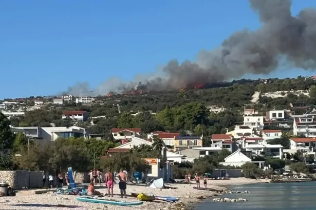 Po Brači zasiahol požiar ďalšiu obľúbenú destináciu Slovákov. Chorváti nasadili lietadlá