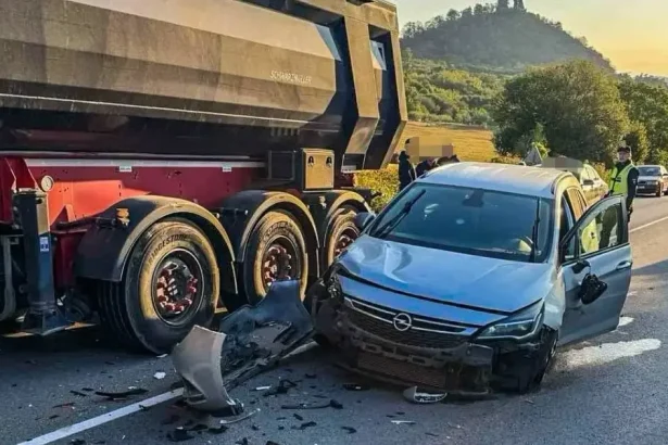 Po zrážke áut a kamióna úplne uzavreli cestu pri obci Slanec