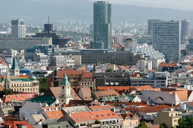 Prezident prednesie správu o stave krajiny, opozícia chce odvolávať Sakovú a Šutaja Eštoka