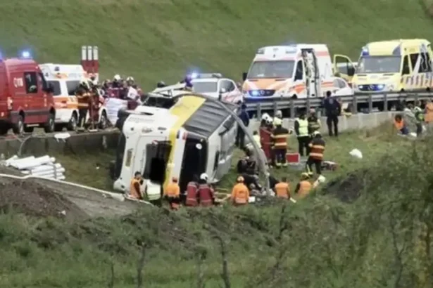 Pri nehode autobusu vo Švajčiarsku zahynuli ľudia, vozidlo sa prevrátilo mimo cesty
