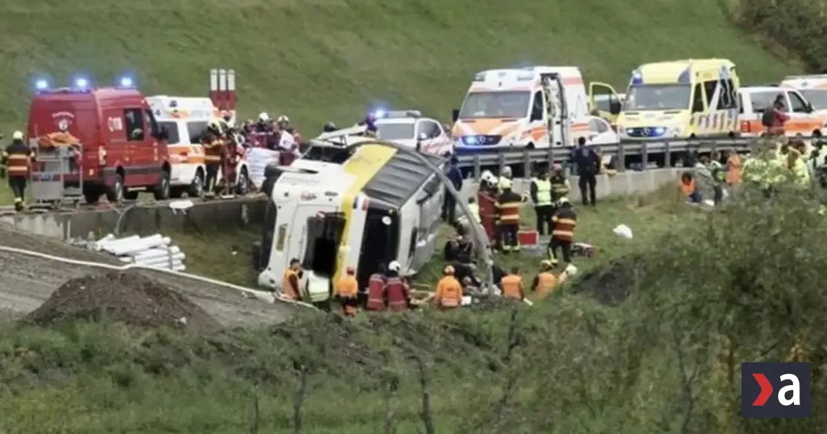 Pri nehode autobusu vo Švajčiarsku zahynuli ľudia, vozidlo sa prevrátilo mimo cesty