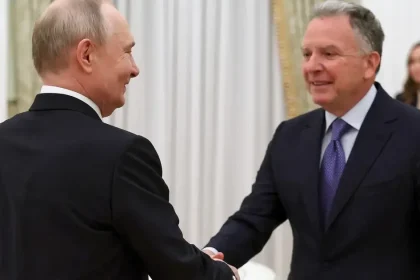 Putinov vyjednávač ide do USA. S Trumpovým tímom bude rokovať o Ukrajine