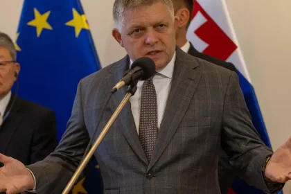 Robert Fico opäť všetkých „odrovnal“. Rysuje sa jediná osobnosť, ktorá „odrovná“ jeho