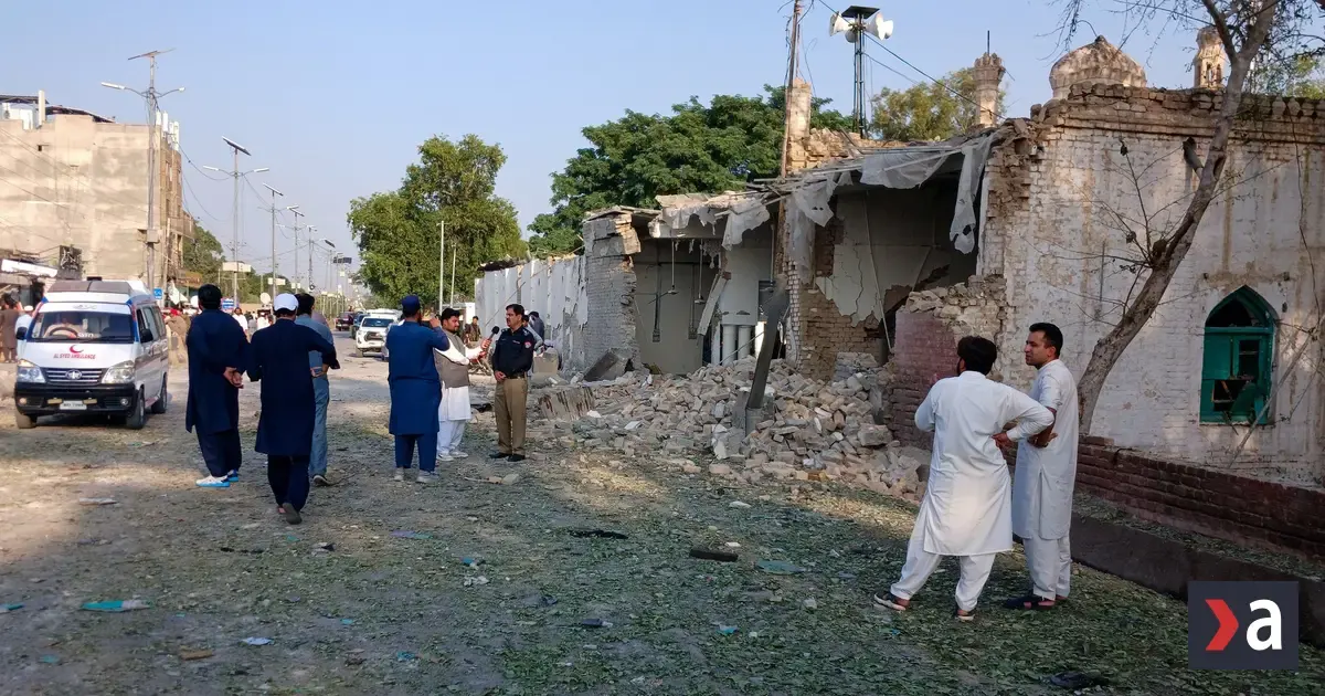 Samovražedný útok autom pri policajnej stanici v Pakistane zabil desiatky ľudí
