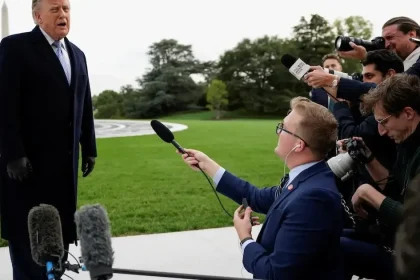 Sudca zrušil Trumpov zákaz pre novinárov, postavila sa proti nemu aj Fox News