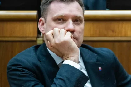 Traja poslanci Strany vidieka nepodporia odvolanie Tomáša Tarabu