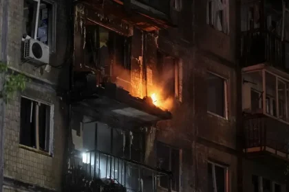 Útoky Ruska a Ukrajiny spôsobili požiare v Kyjeve a Saratove, hlásia zranených