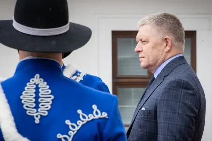 Zlyhávate, odstúpte, ale tešíme sa. Fico posiela do Berlína čudné pozvanie