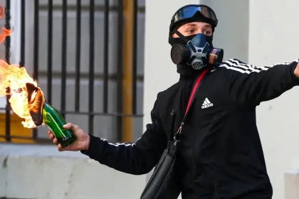 Albánske protesty silnejú, premiér Rama odmieta rezignovať
