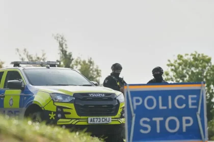 Britská polícia zadržala muža s dvojakým občianstvom, podozrivého z prípravy útoku