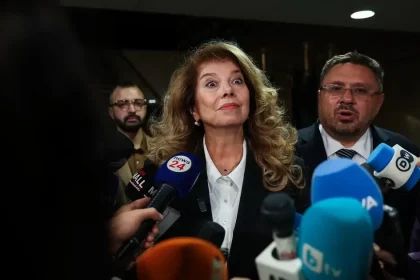 Bulharsko čaká druhé kolo prezidentských volieb, Jotovová tesne vedie pred Giurovom