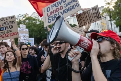 Bývanie zdražuje, mzdy nestíhajú. Desaťtisíce ľudí protestovali v Lisabone