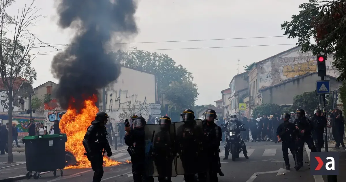 Demonštrantovi odtrhol ruku omračujúci granát. Francúzsko pozastavilo jeho používanie