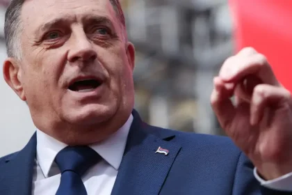 Dodik blahoželal študentskej kandidátke, Vučičov spojenec o ďalšej úzkej spolupráci