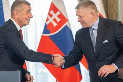 Fico a Babiš odhalili sochu priateľstva, vzťahy sú nadštandardné