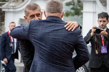 Fico pocestuje v utorok do Prahy, stretne sa s Babišom a spoločne odhalia sochu