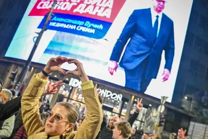 Fico stratil ďalšieho spojenca v Európe. Vučića porazili študenti