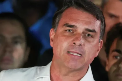 Flávio Bolsonaro mal po prehre odísť do USA, polícia preveruje zákaz